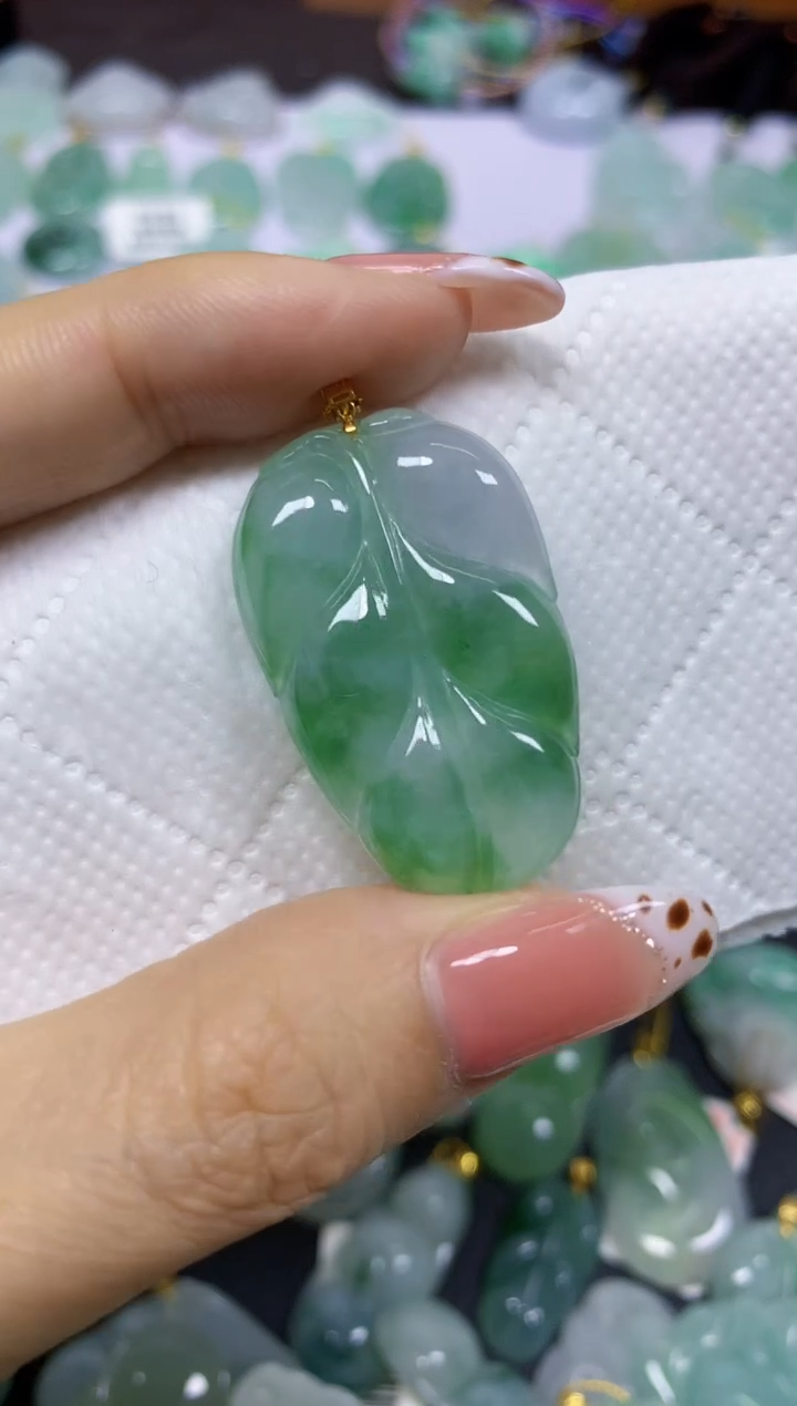 颈饰18K金镶嵌翡翠天然翡翠A货