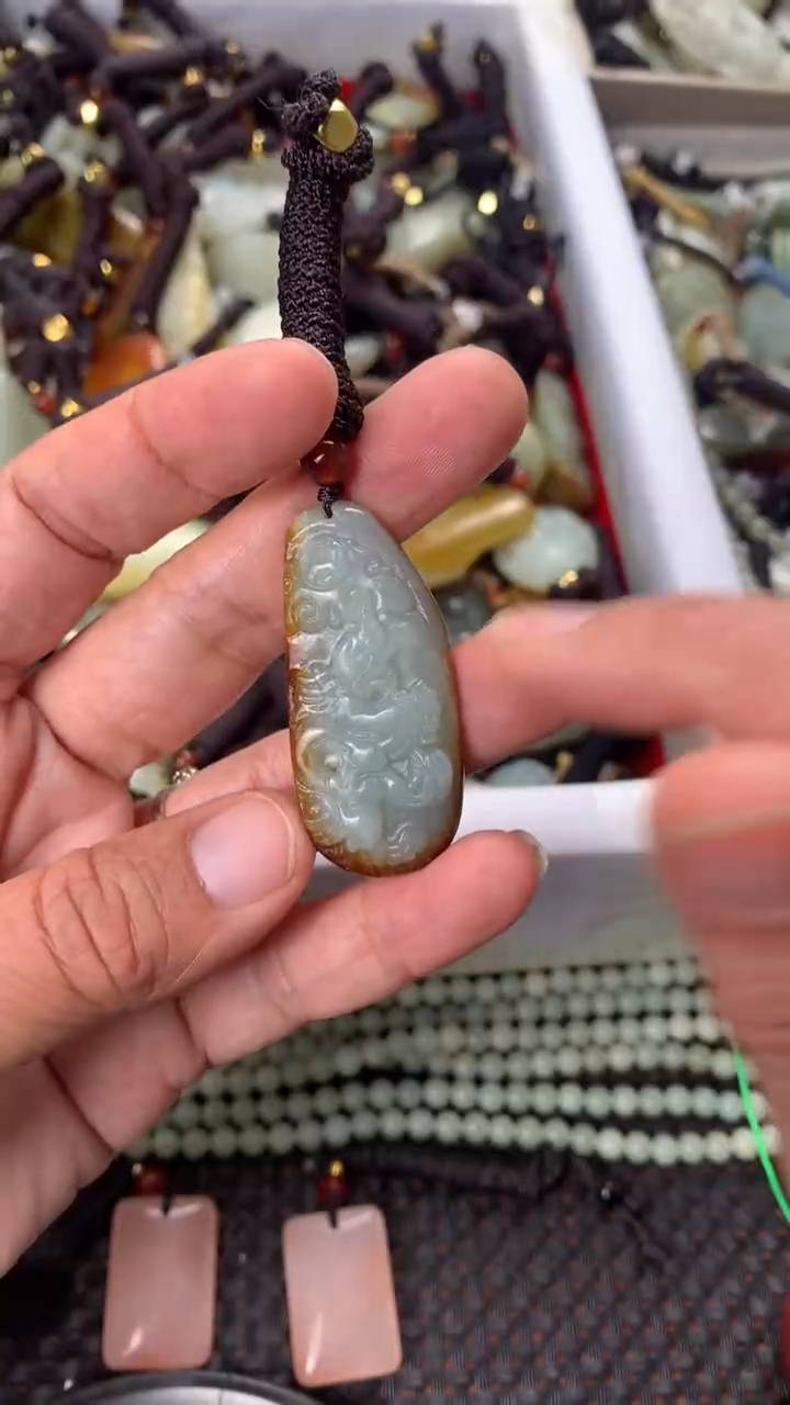 【闪购商品】和田玉颈饰未镶嵌多样性发货没有证书，拍一发一.有瑕