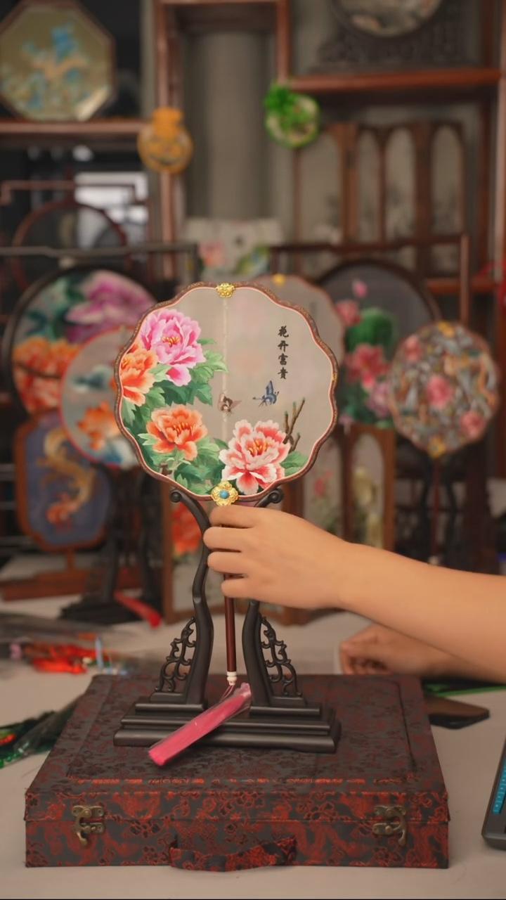 扇子苏绣作品手工团扇