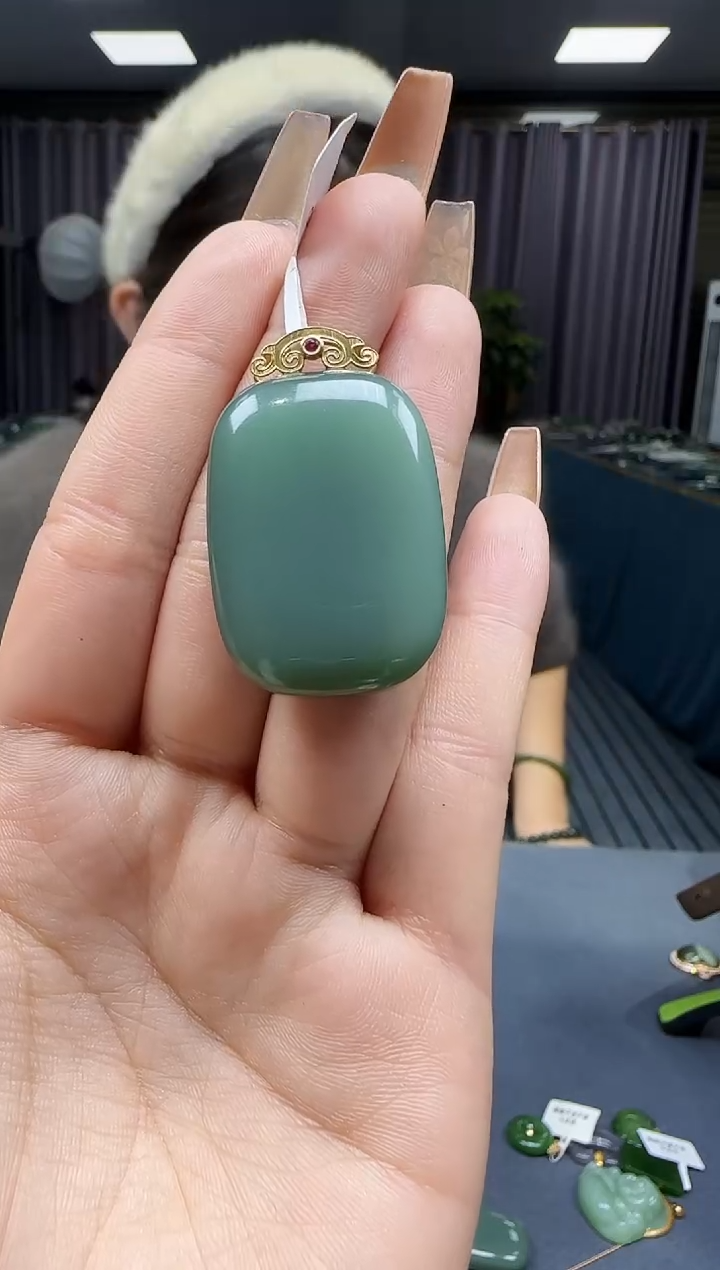 【闪购商品】和田玉挂件18K金镶嵌1