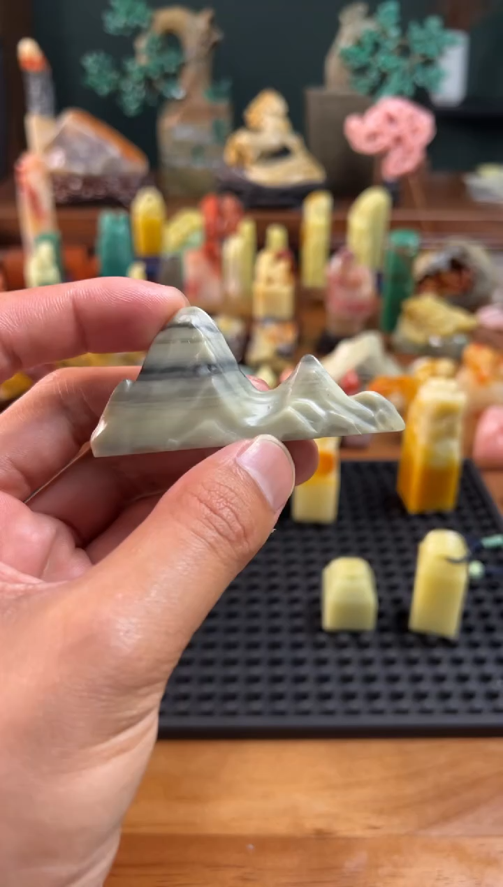 青田石千层纹山子笔搁7.6*1.2*3.2