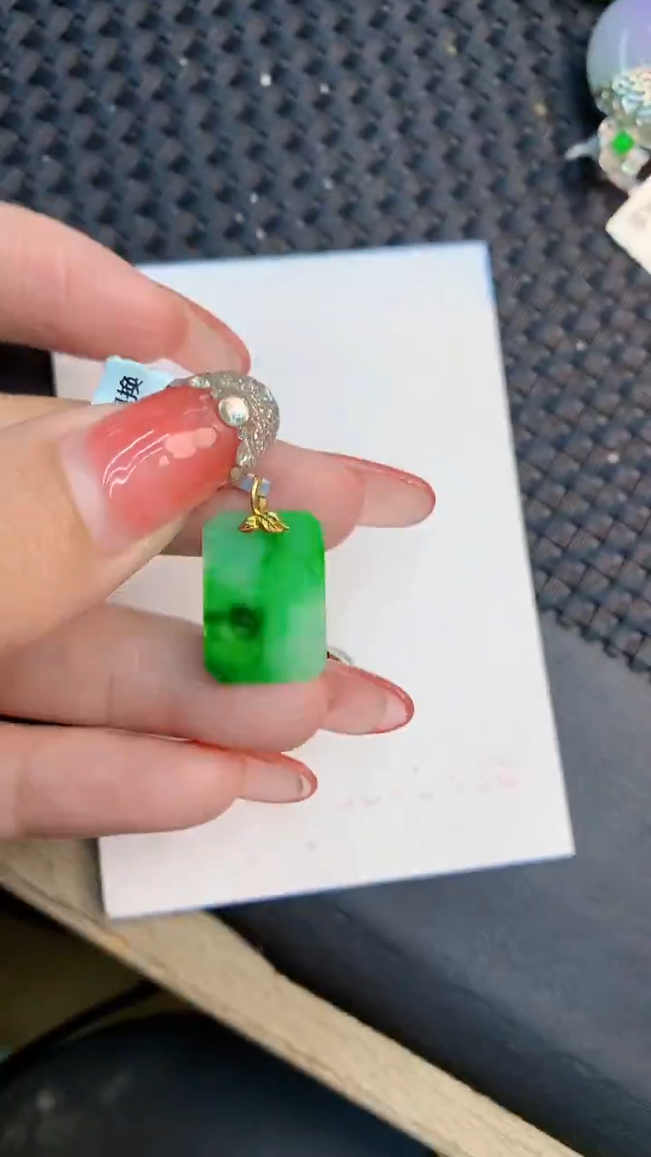 颈饰18K金镶嵌翡翠1