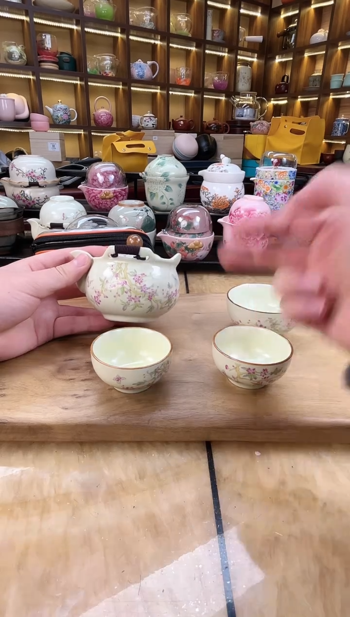 【闪购商品】黄汝桃花宝瓶旅行套装.。