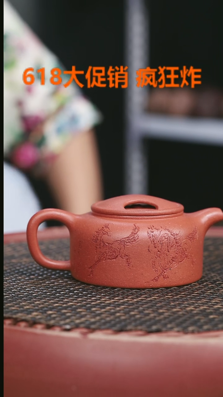 茶壶紫砂大红泥牛盖莲子180CC刻绘八骏图
