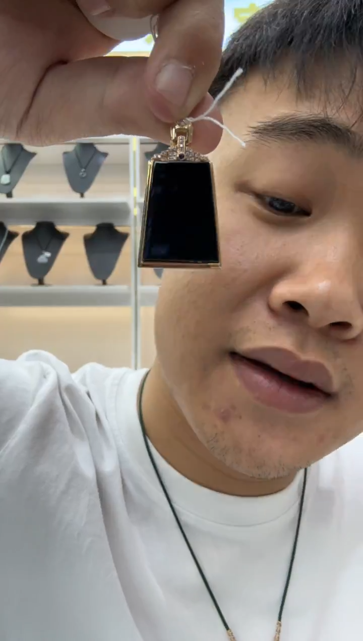 颈饰18K金镶嵌翡翠小*希天然翡翠A货孤品一件