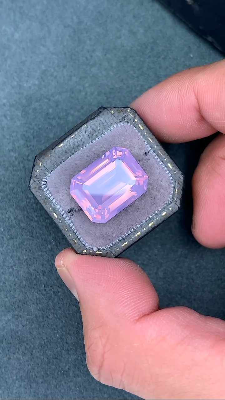 颈饰未镶嵌水晶13.97克拉