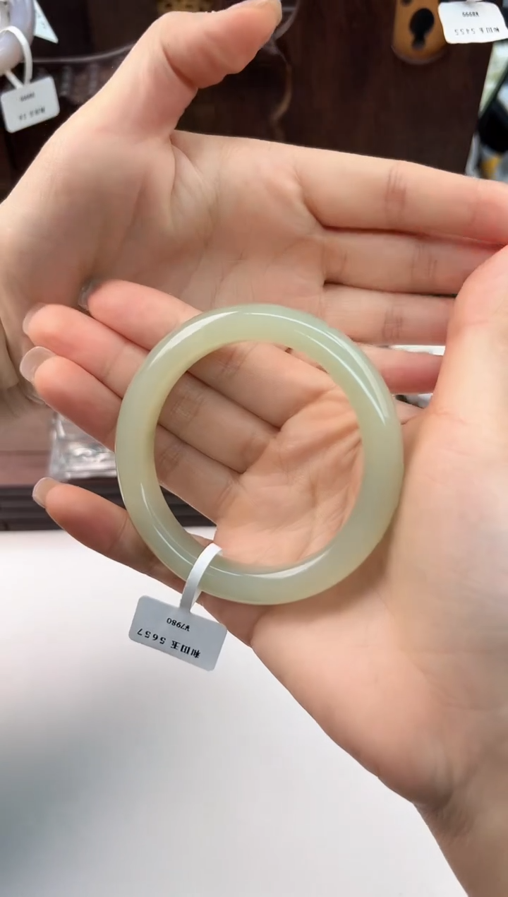 【闪购商品】和田玉手镯未镶嵌57  G61