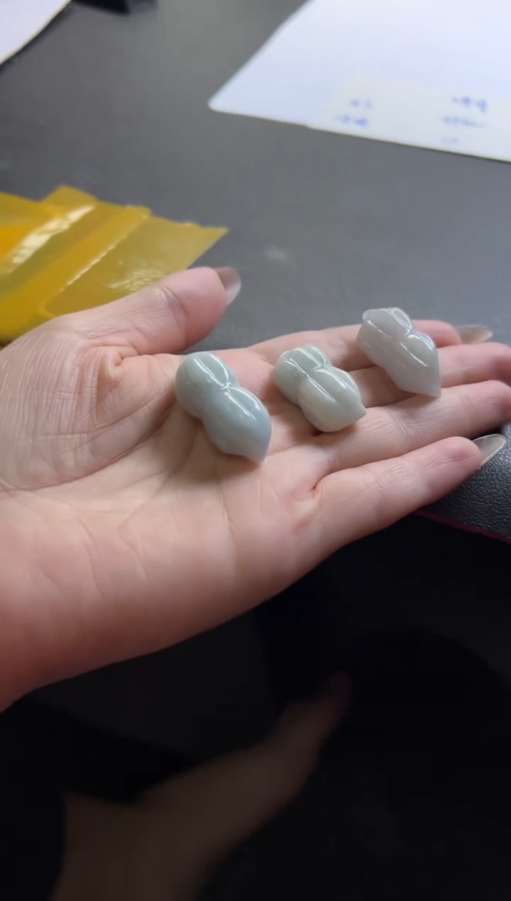 翡翠未镶嵌颈饰翡翠花生有瑕放漏多样性发其一