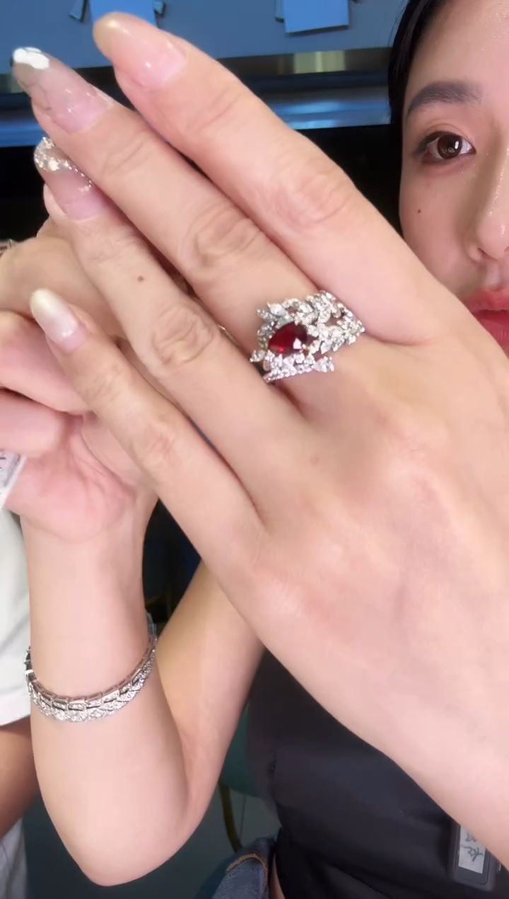 18K金镶嵌戒指红宝石1.00ct