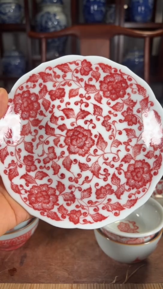 柴窑釉里红缠枝莲盘