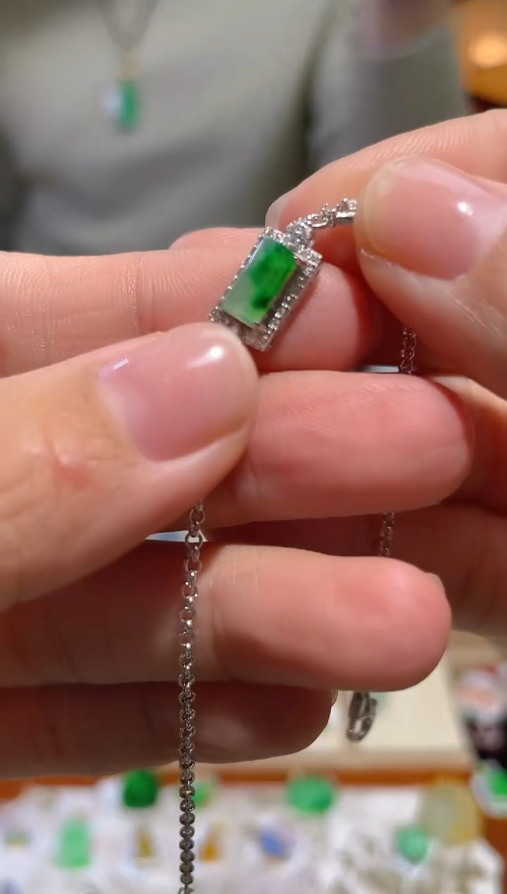 【闪购商品】翡翠颈饰未镶嵌假一赔三