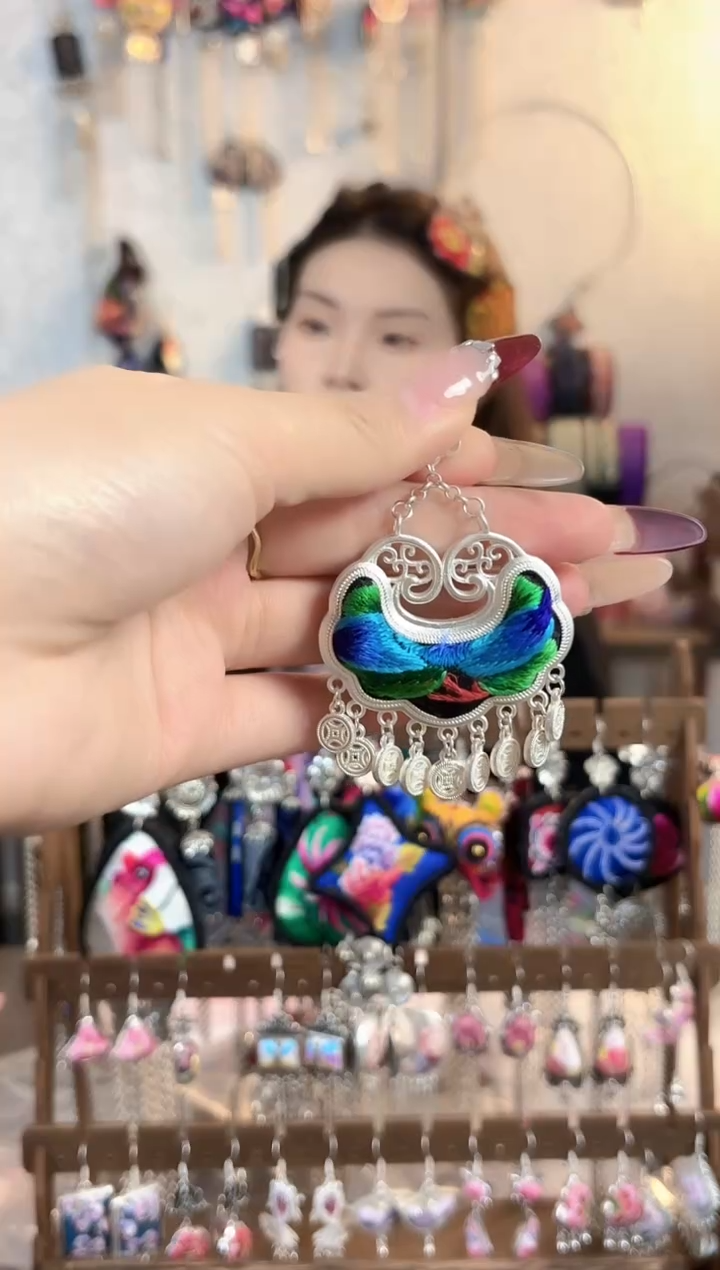 织绣彩云南阁非遗老绣饰品074