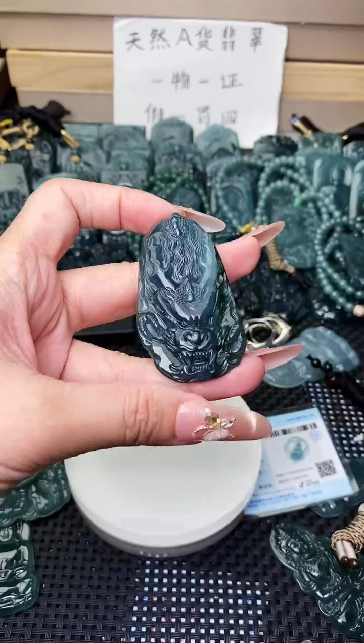 颈饰未镶嵌翡翠 