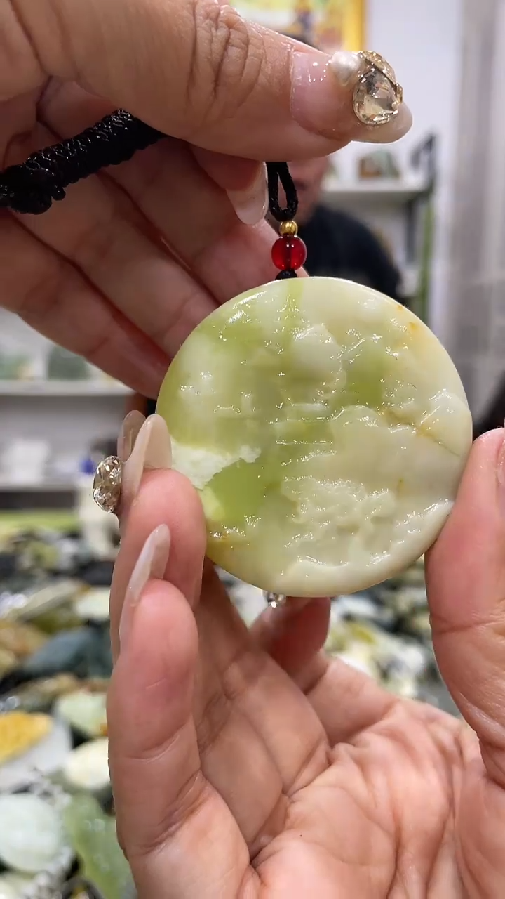 岫玉未镶嵌吊坠