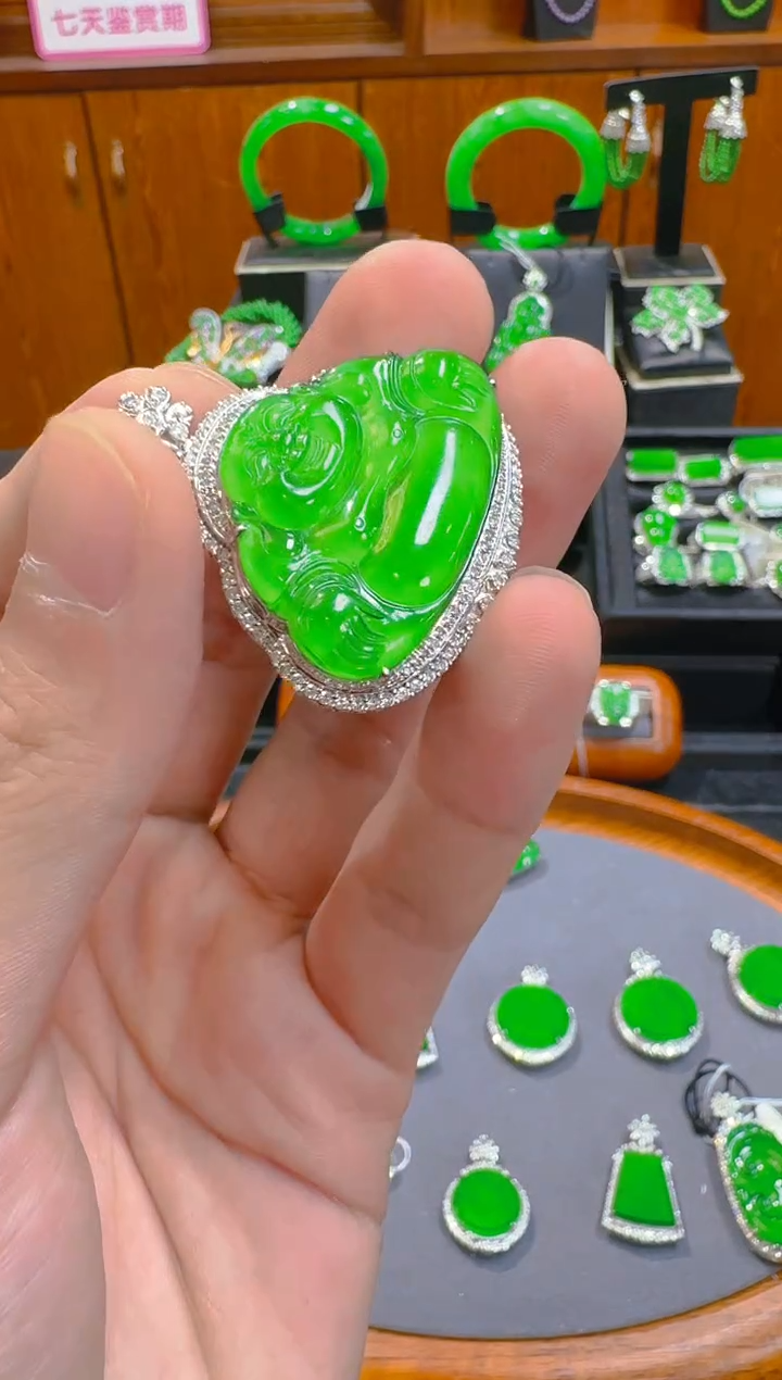 【闪购商品】翡翠吊坠(赠链)18K金镶嵌天然A货翡翠