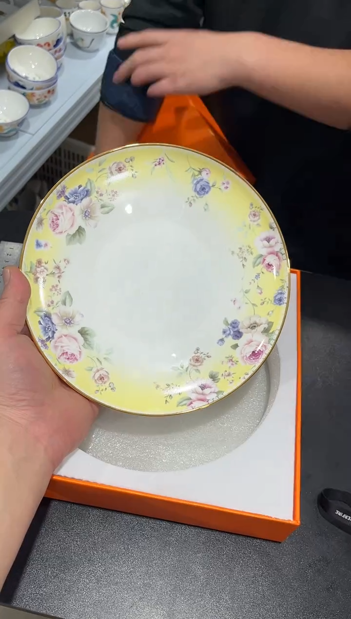 杯子骨瓷（原盒）8寸盘一个