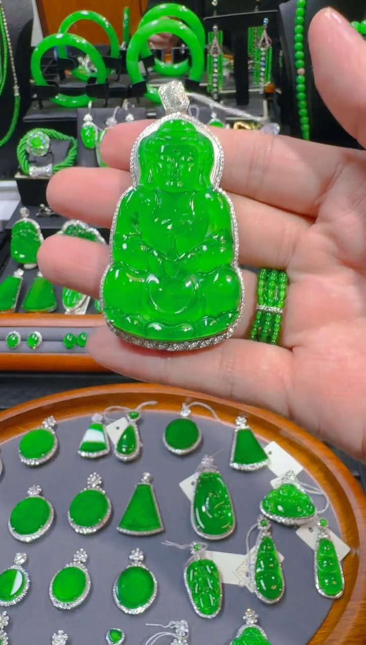 【闪购商品】翡翠吊坠(赠链)18K金镶嵌天然A货翡翠观音定金