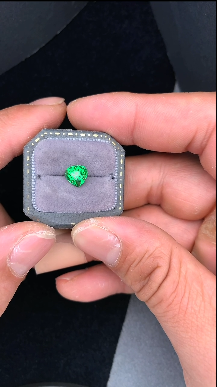 【闪购商品】石榴石（沙弗莱）裸石未镶嵌1.65克拉