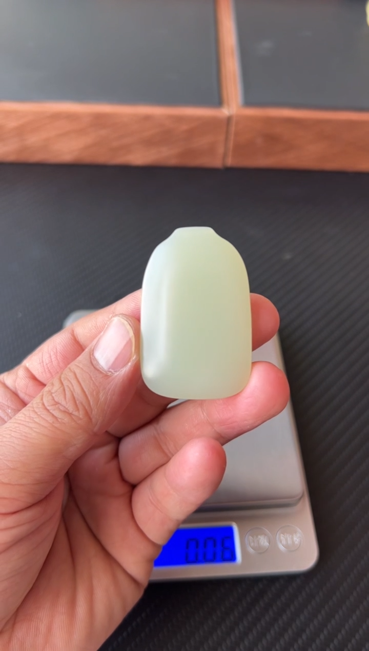 【闪购商品】和田玉吊坠(赠链)未镶嵌且末微色差迪克兰一细