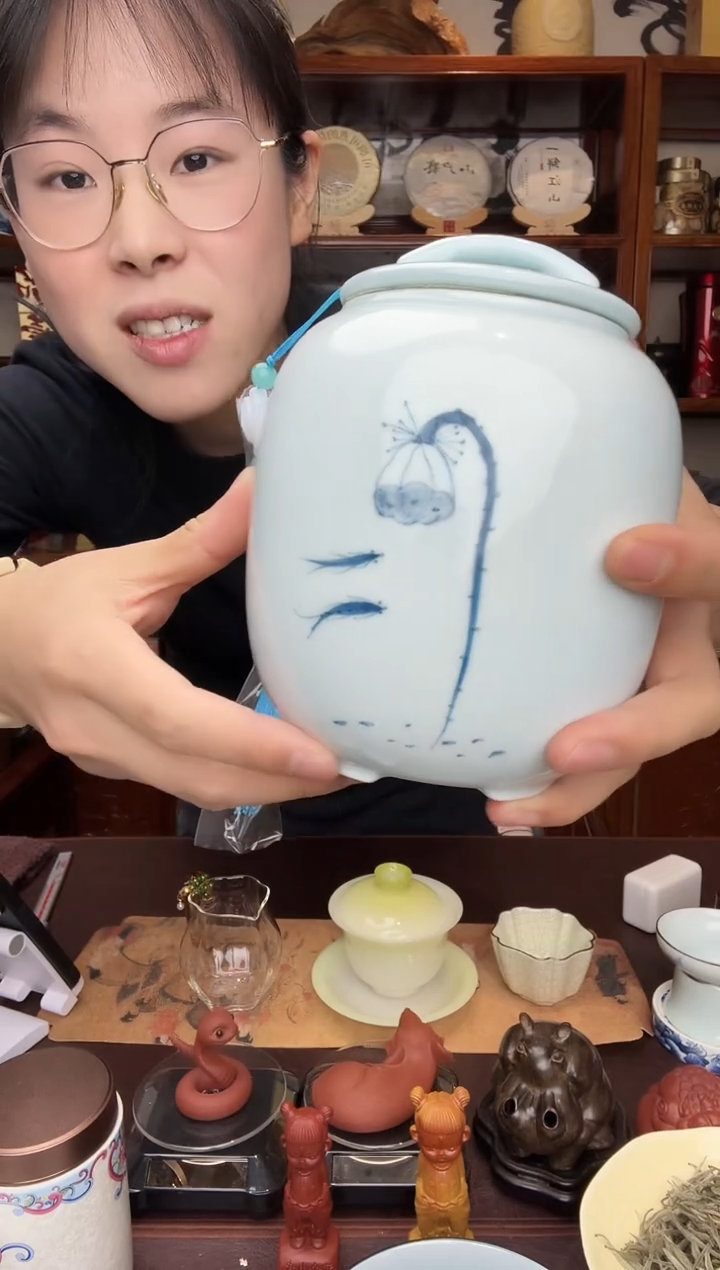 手绘茶叶罐莲蓬。