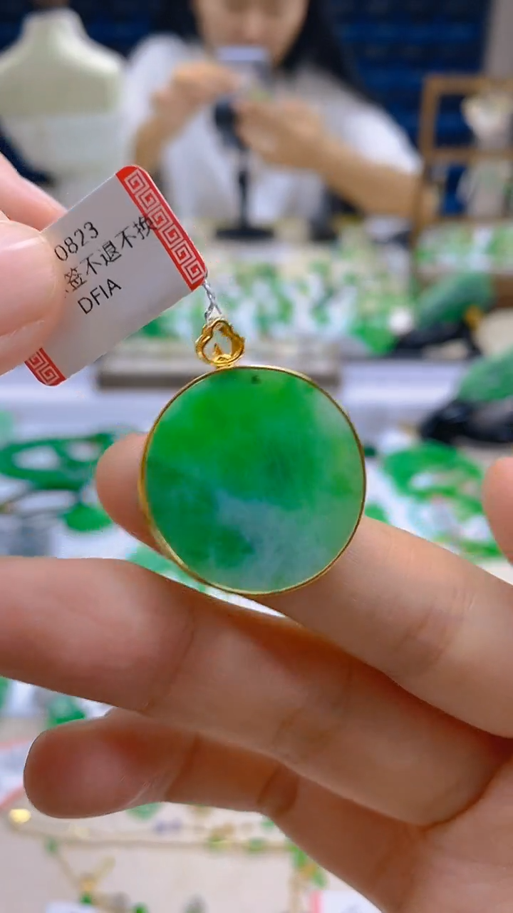 颈饰18K金镶嵌翡翠新号开播 全场乱卖