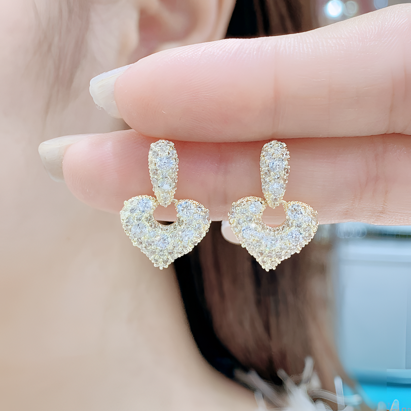 铜合金合成锆石耳饰 满钻镂空爱心耳环2024新款百搭耳饰轻奢耳钉