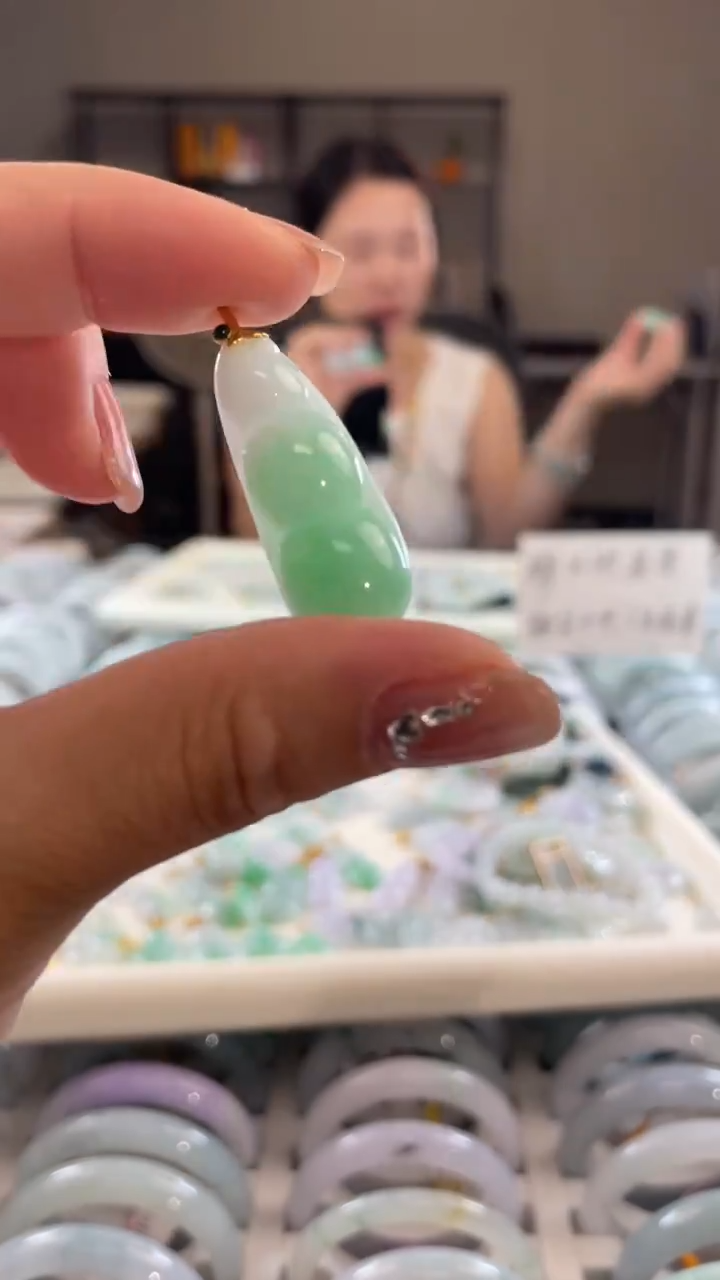 吊坠(赠链)18K金镶嵌翡翠多样性发一