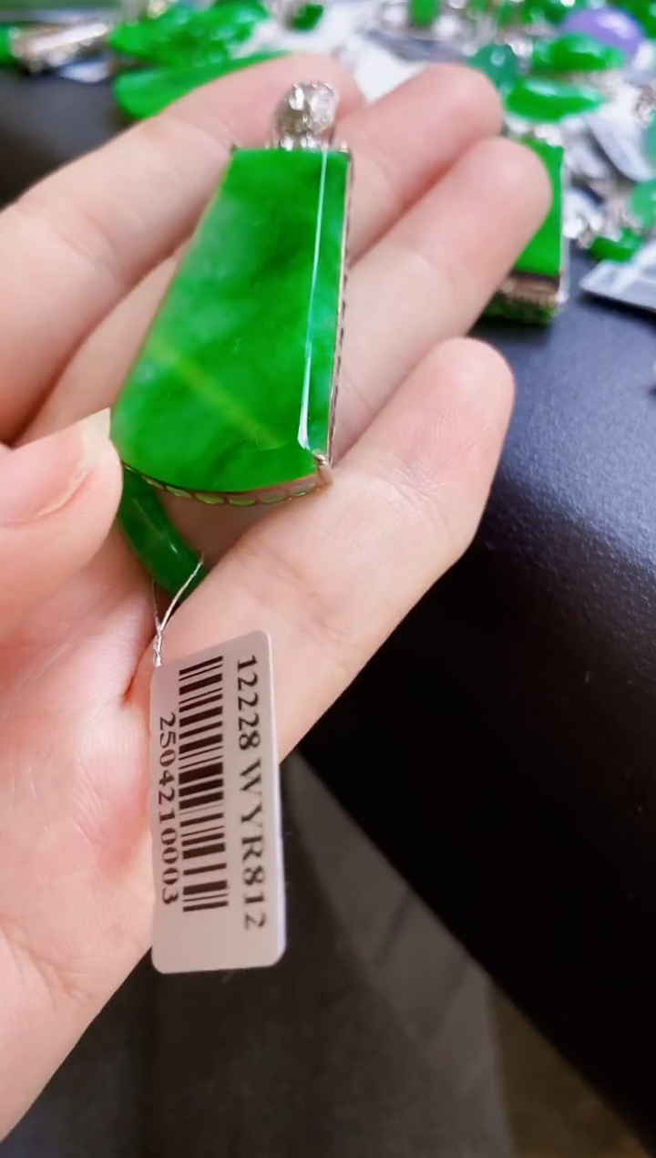 颈饰18K金镶嵌翡翠吊坠