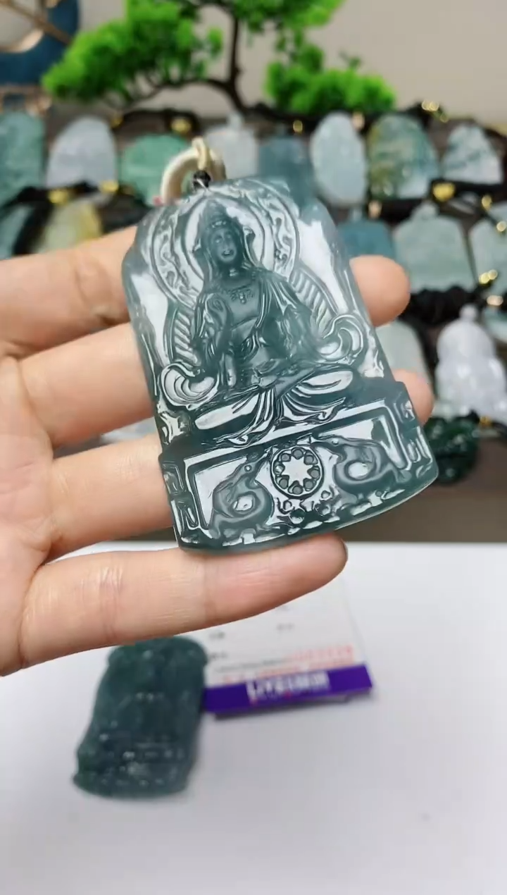 翡翠未镶嵌颈饰        