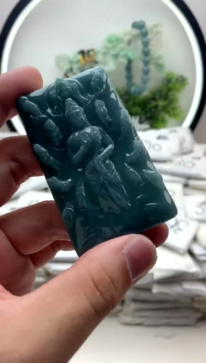 翡翠未镶嵌颈饰千手观音