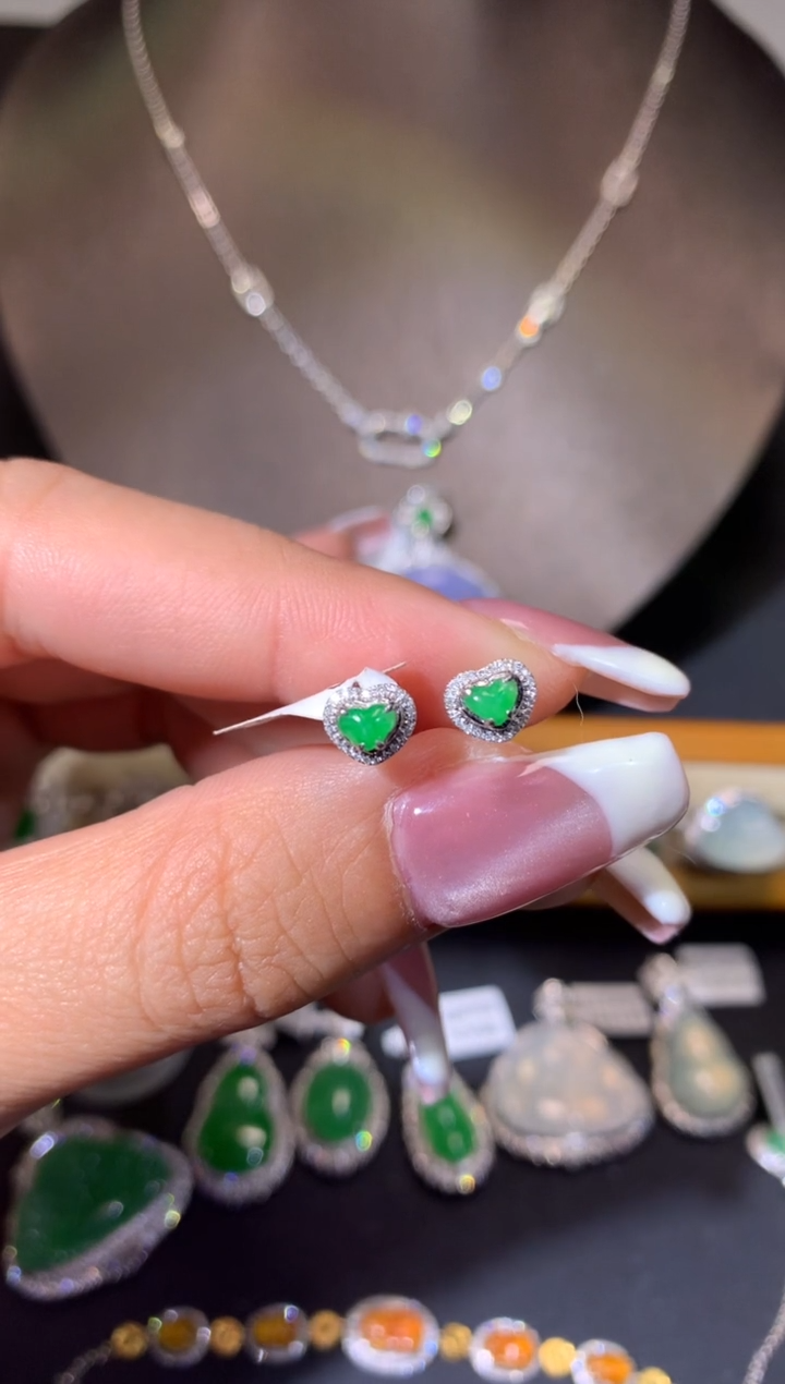 【闪购商品】翡翠吊坠(不含链)18K金镶嵌耳钉