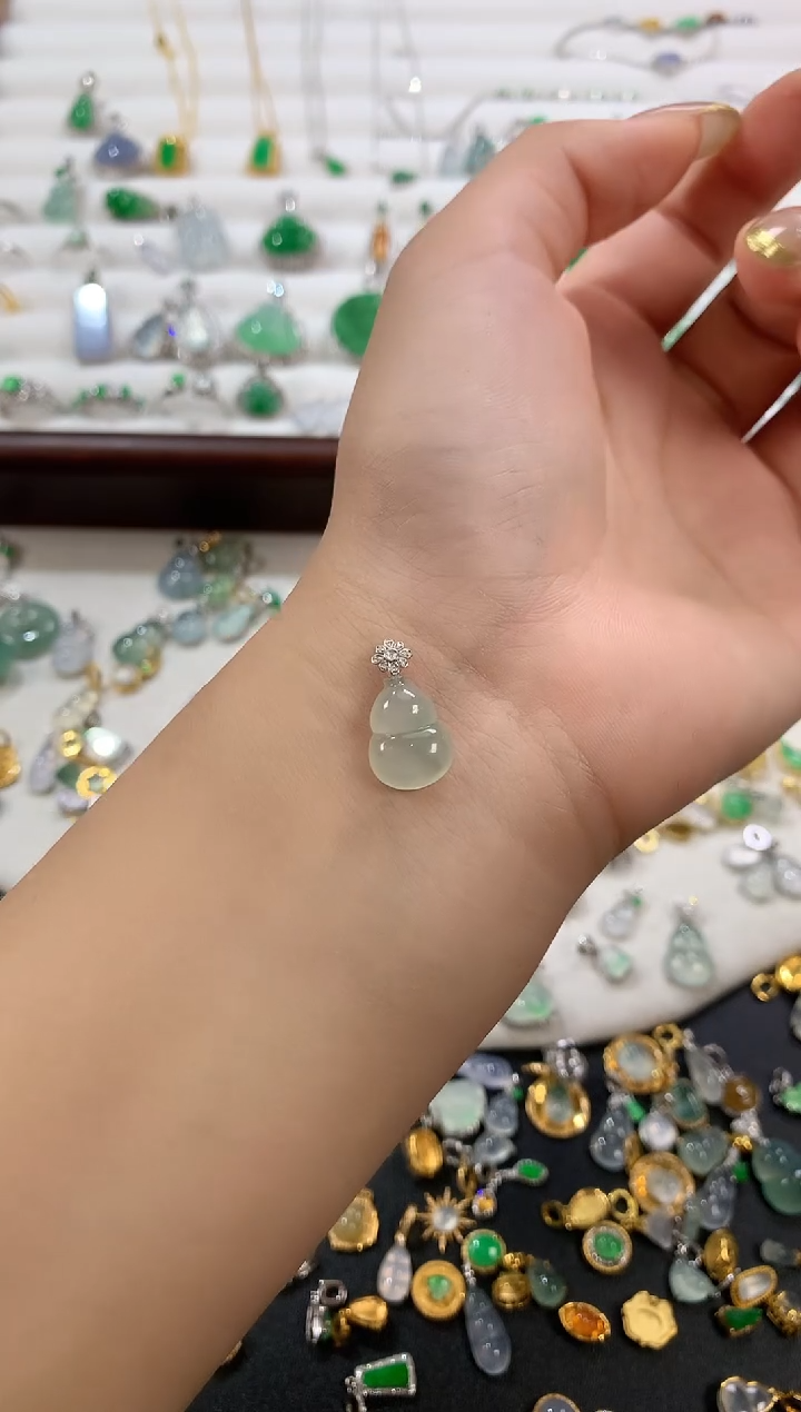 翡翠18K金镶嵌颈饰葫芦