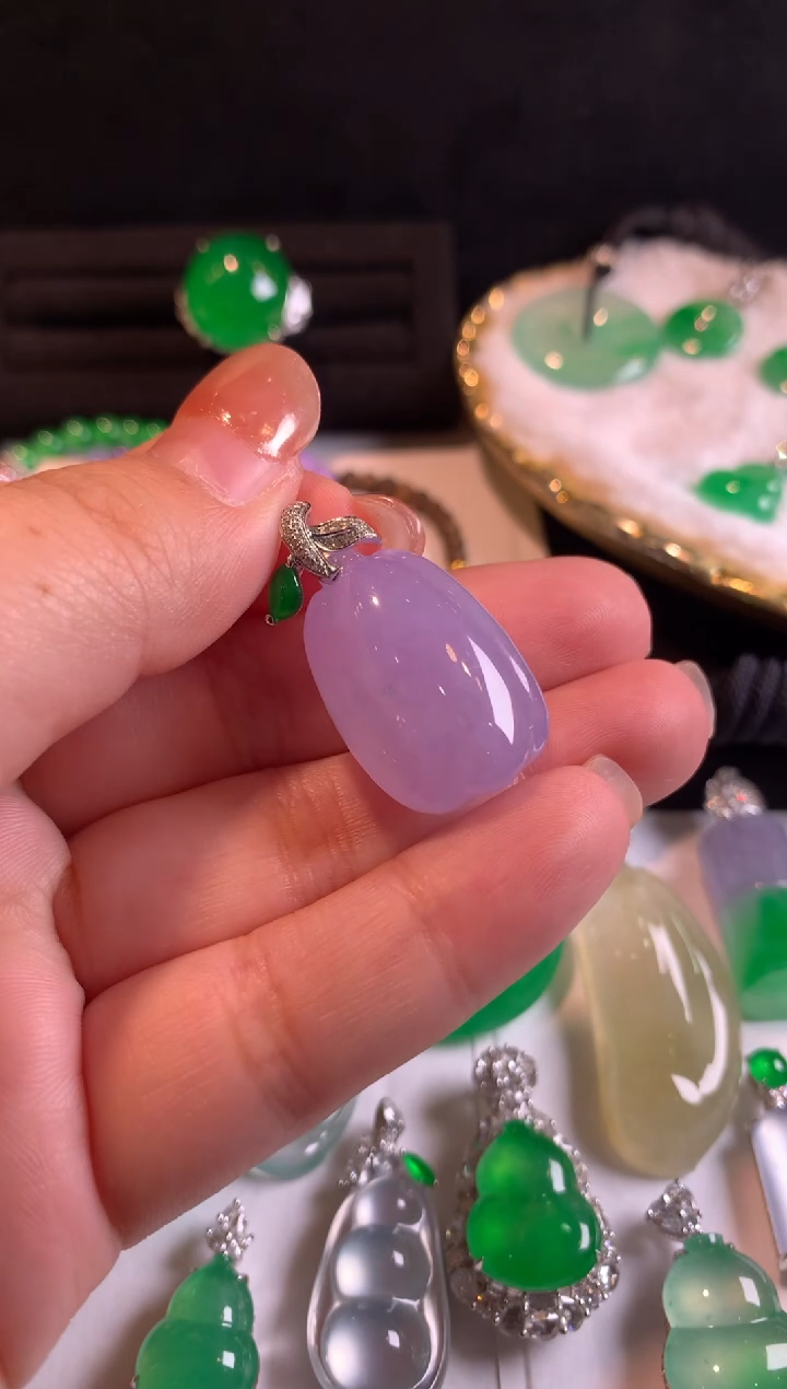 颈饰18K金镶嵌翡翠紫瓜吊坠