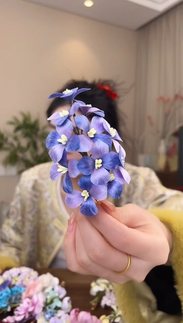 刺绣深紫色绣球花边夹