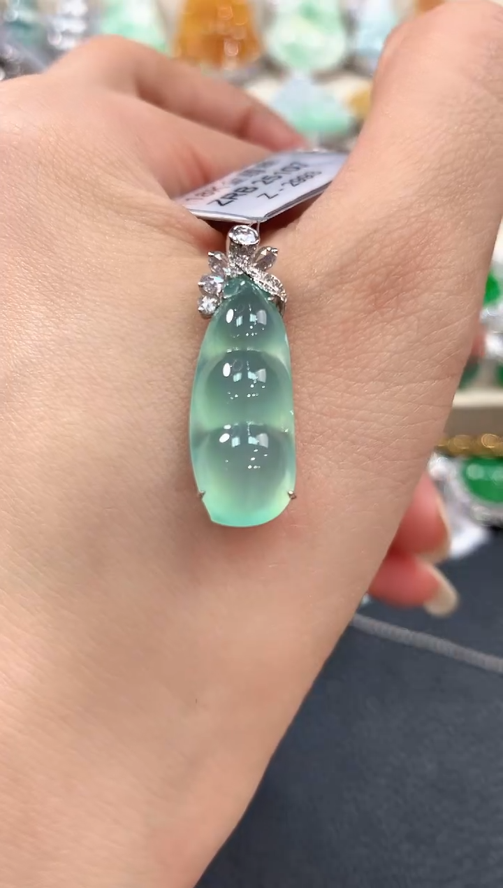 【闪购商品】翡翠吊坠(不含链)18K金镶嵌m81       