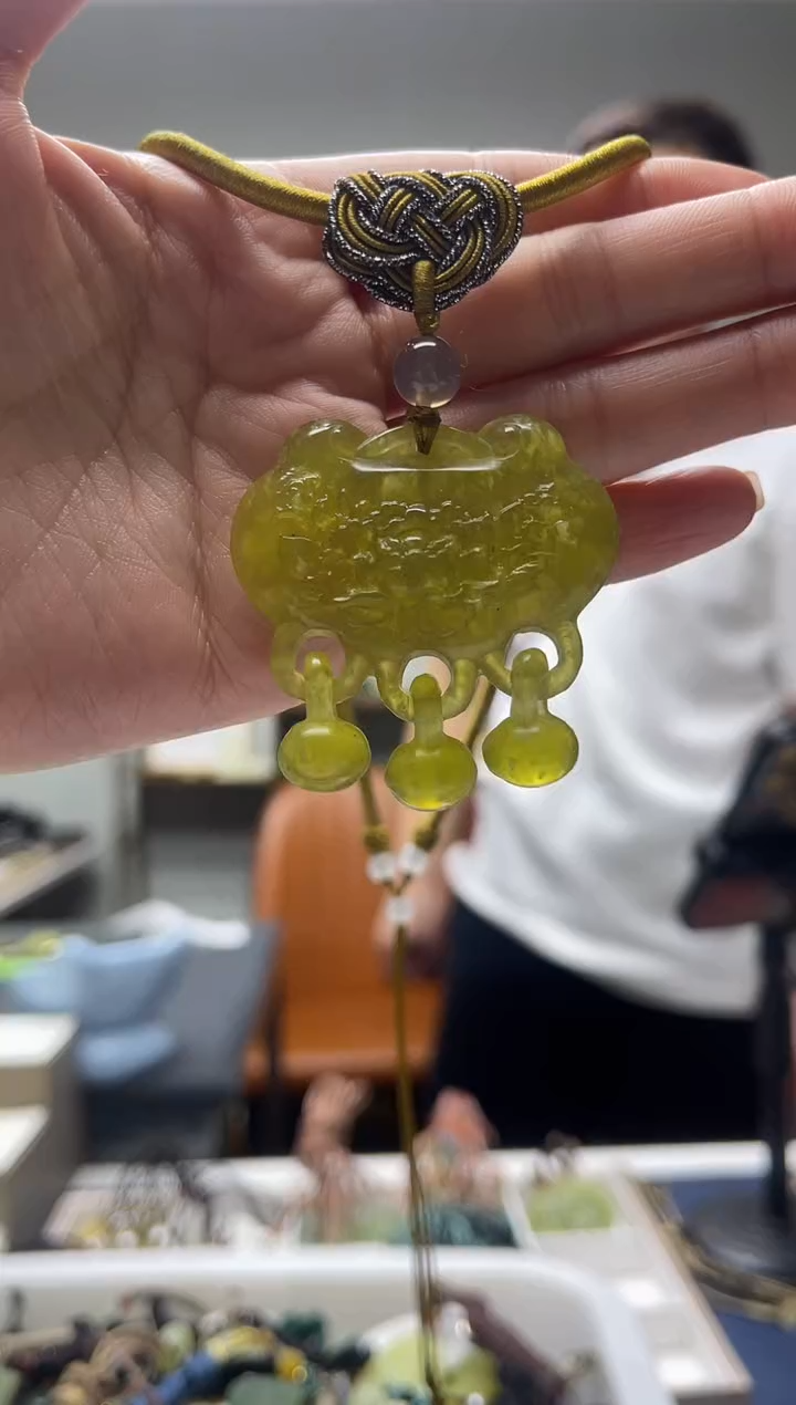 未镶嵌岫玉颈饰·