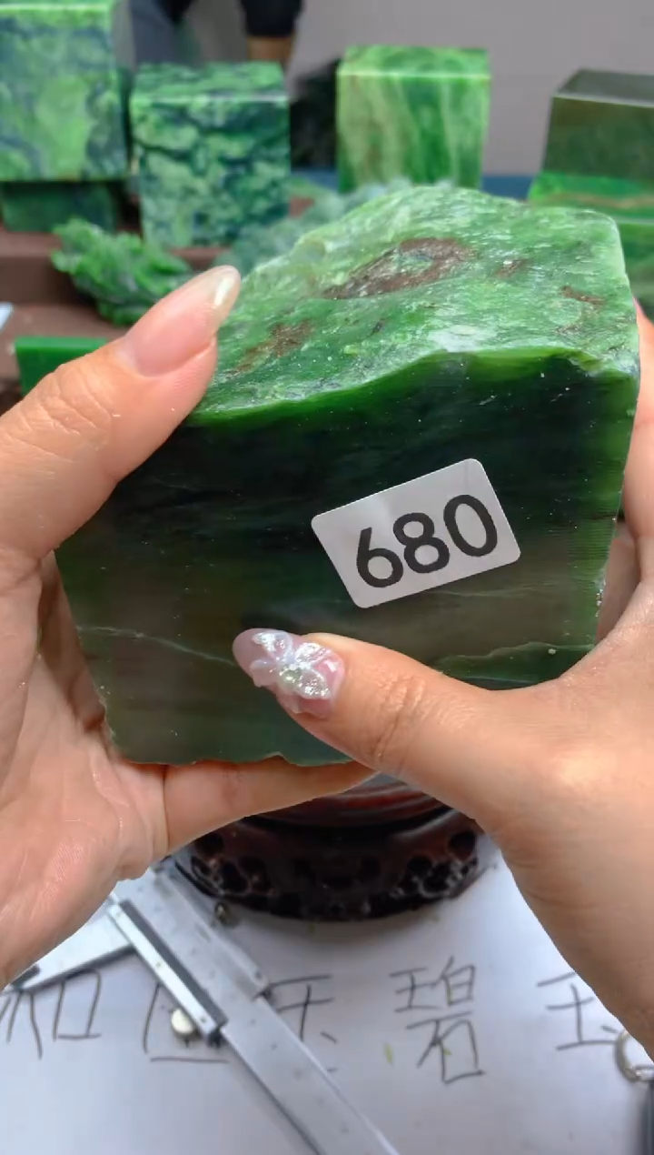 和田玉（碧玉）未镶嵌珠宝半成品1