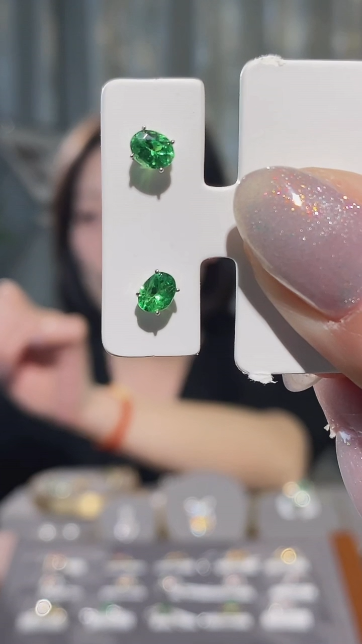 【闪购商品】石榴石（沙弗莱）耳饰18K金镶嵌-