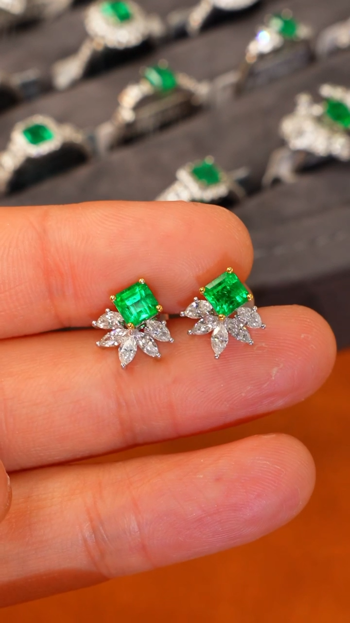 【闪购商品】祖母绿耳钉18K金镶嵌.