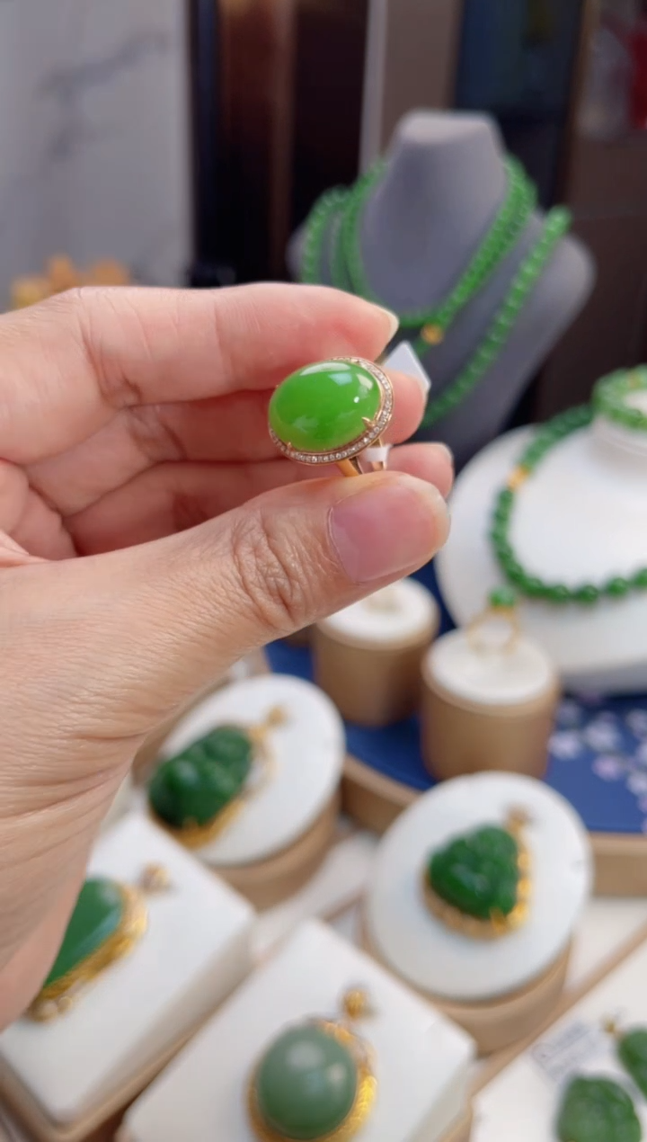 【闪购商品】和田玉戒指18K金镶嵌苹果绿 蛋面