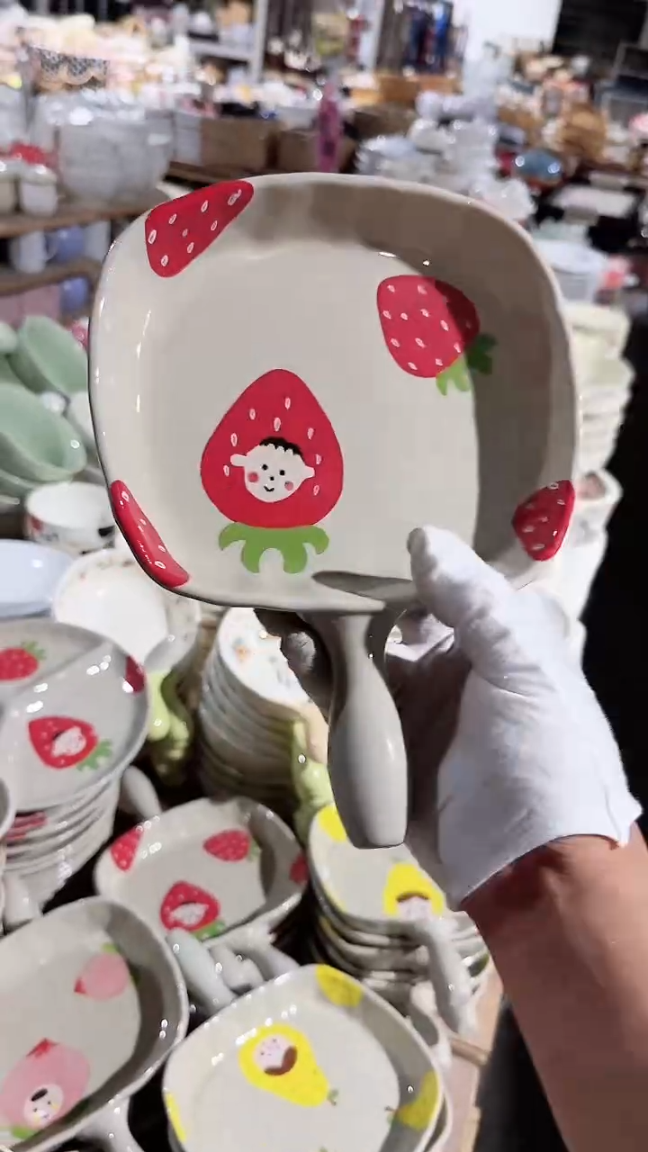 陶瓷草莓手柄盘微瑕 凑满20元包邮