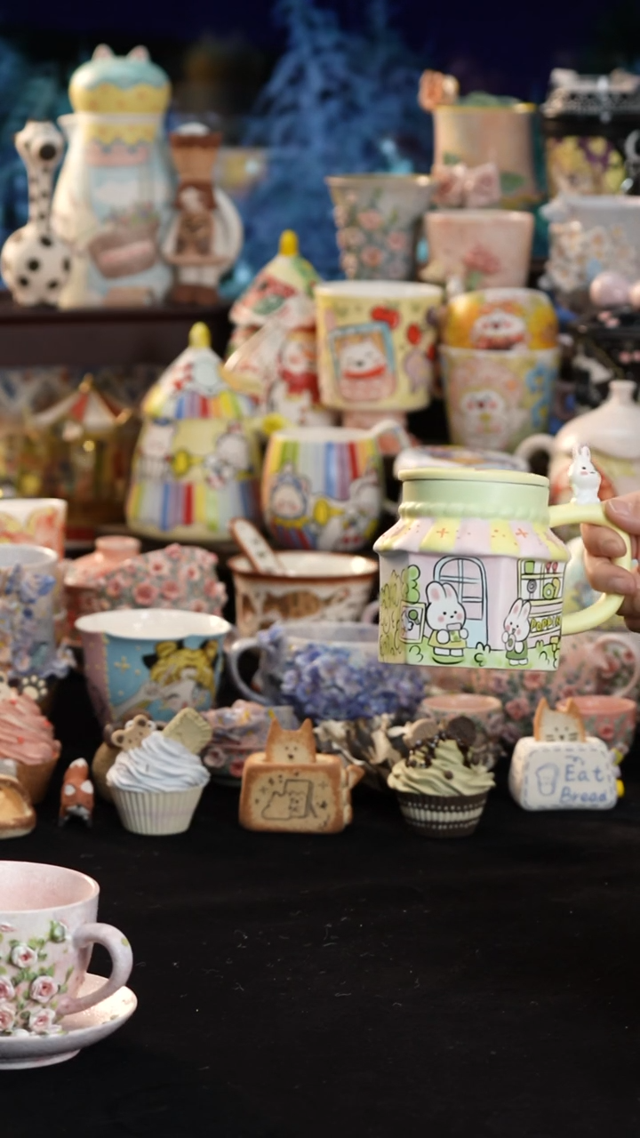 摆件陶景德镇釉下彩手绘设计师款陶瓷