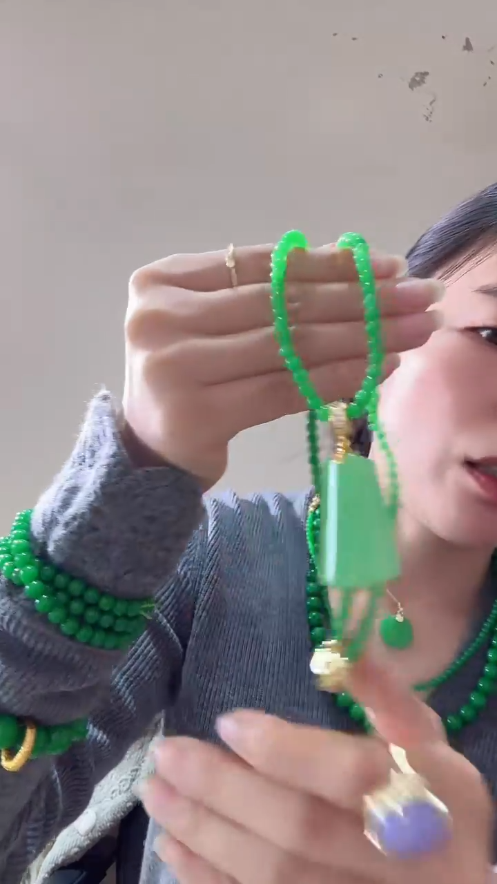 颈饰未镶嵌石英质玉 厚 无事牌一套