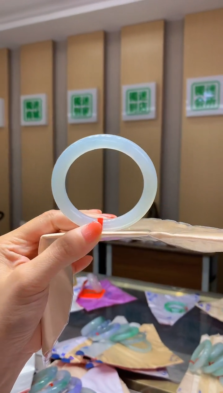 翡翠手镯未镶嵌- QQ82圈口52.2