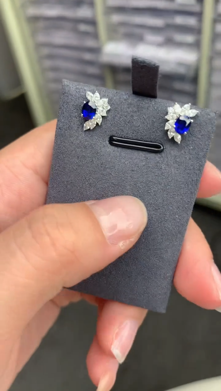 【闪购商品】蓝宝石耳饰18K金镶嵌69分皇家蓝耳钉