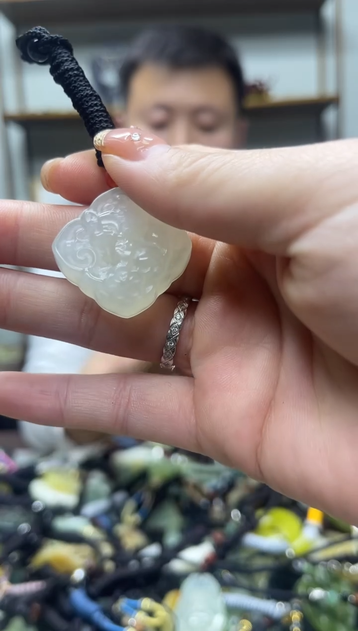 未镶嵌蛇纹石玉吊坠·