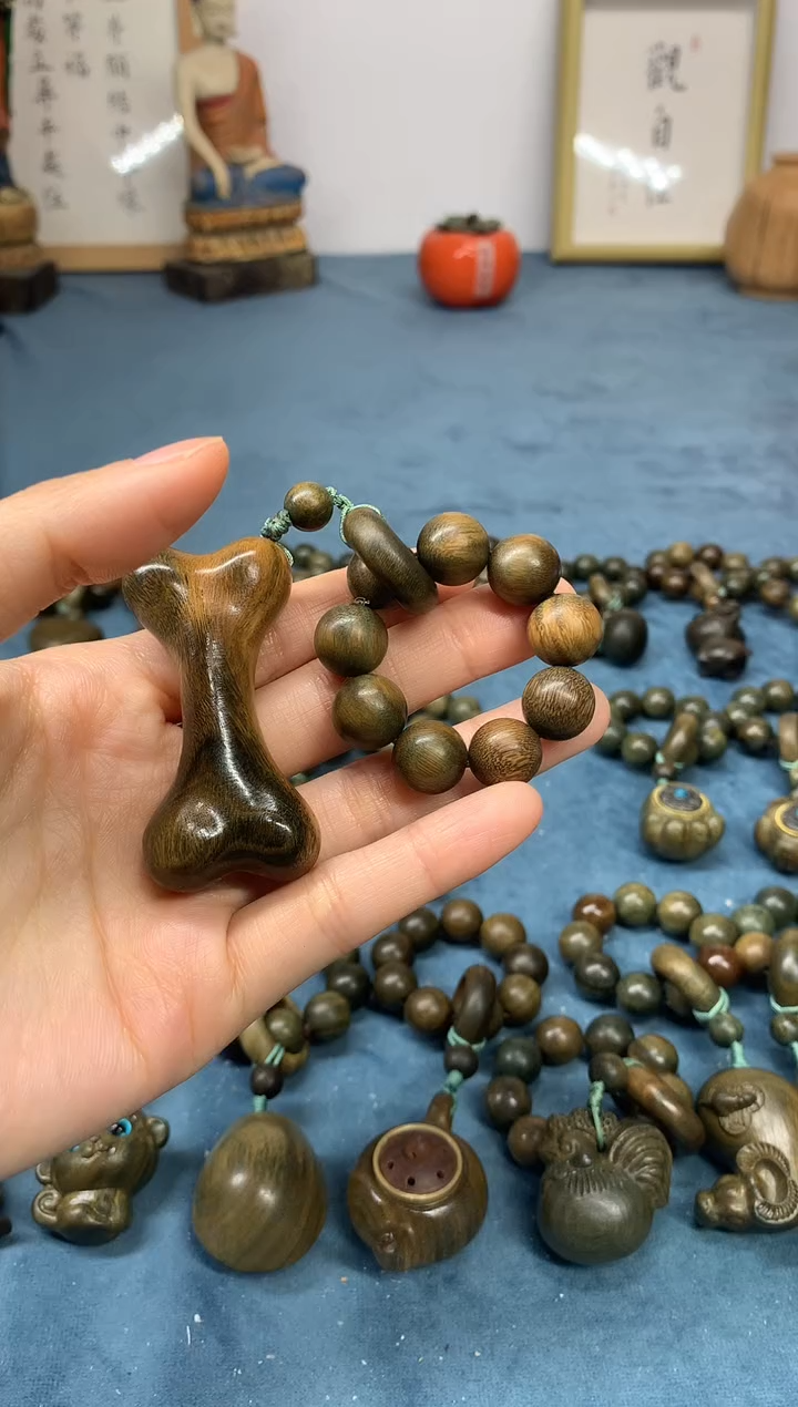 【闪购商品】维腊木（绿檀）把件骨头按摩棒