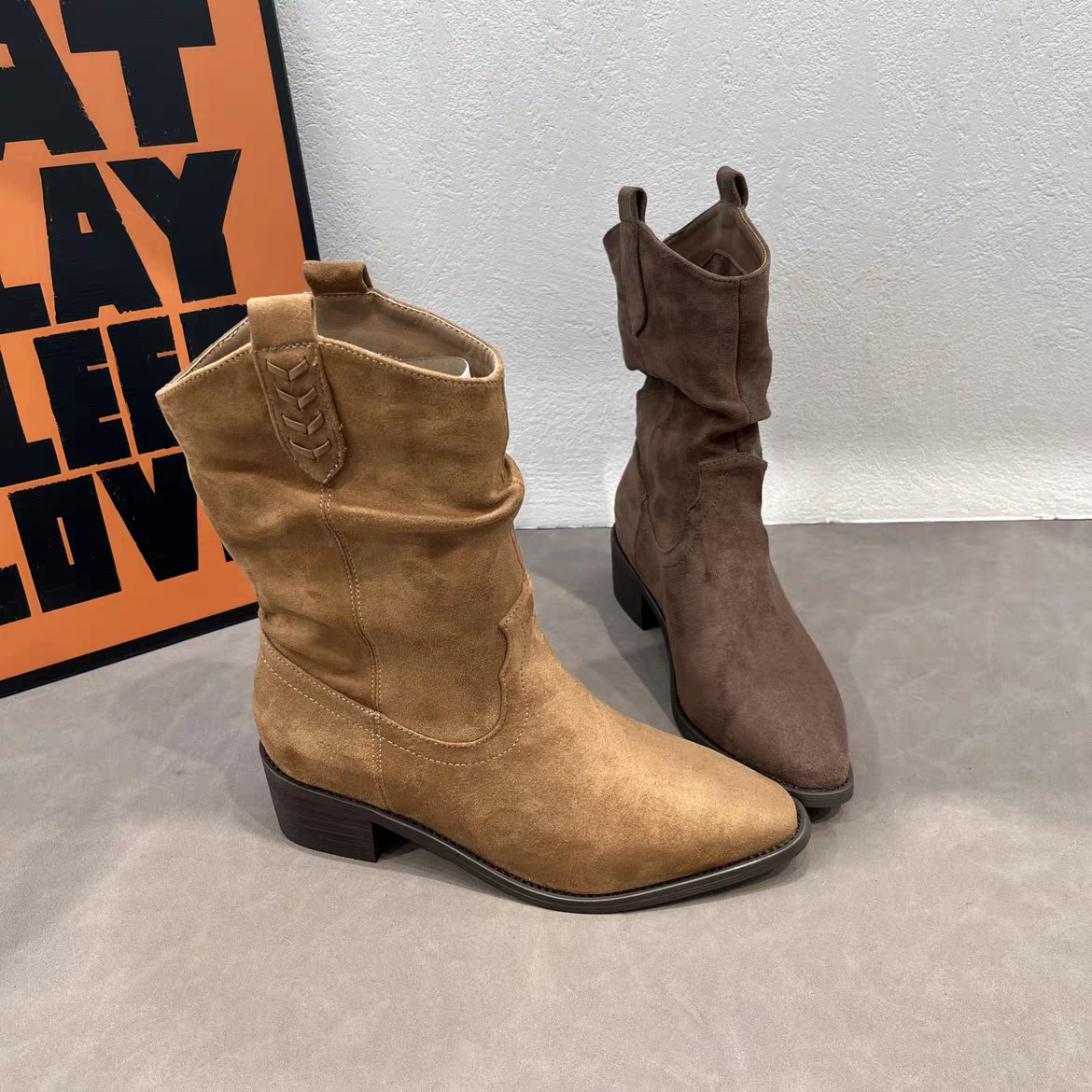 2025秋冬新款复古短靴磨砂真皮尖头中筒西部牛仔裤管靴褶皱堆堆靴