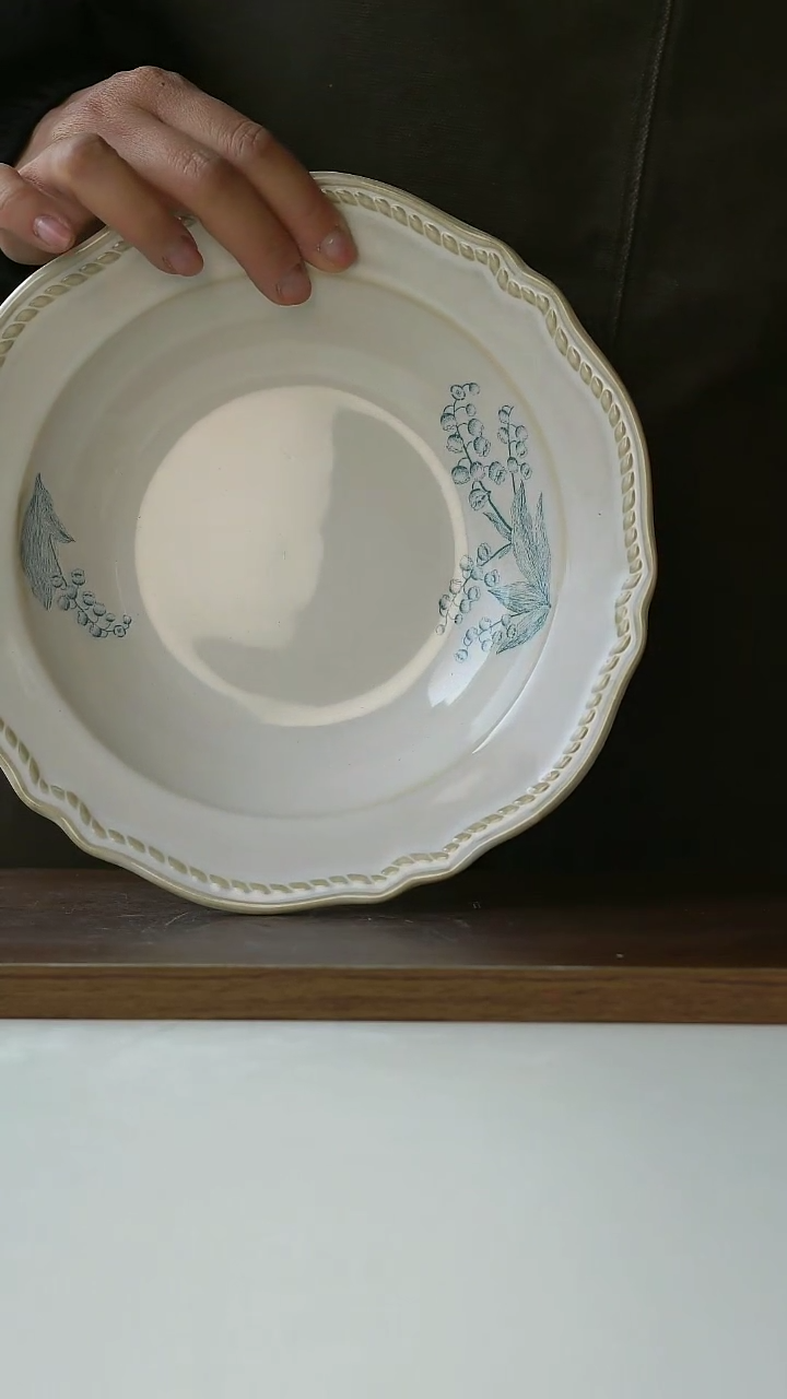 【闪购商品】陶瓷复古铃兰草莓盘20cm微瑕@4-2@