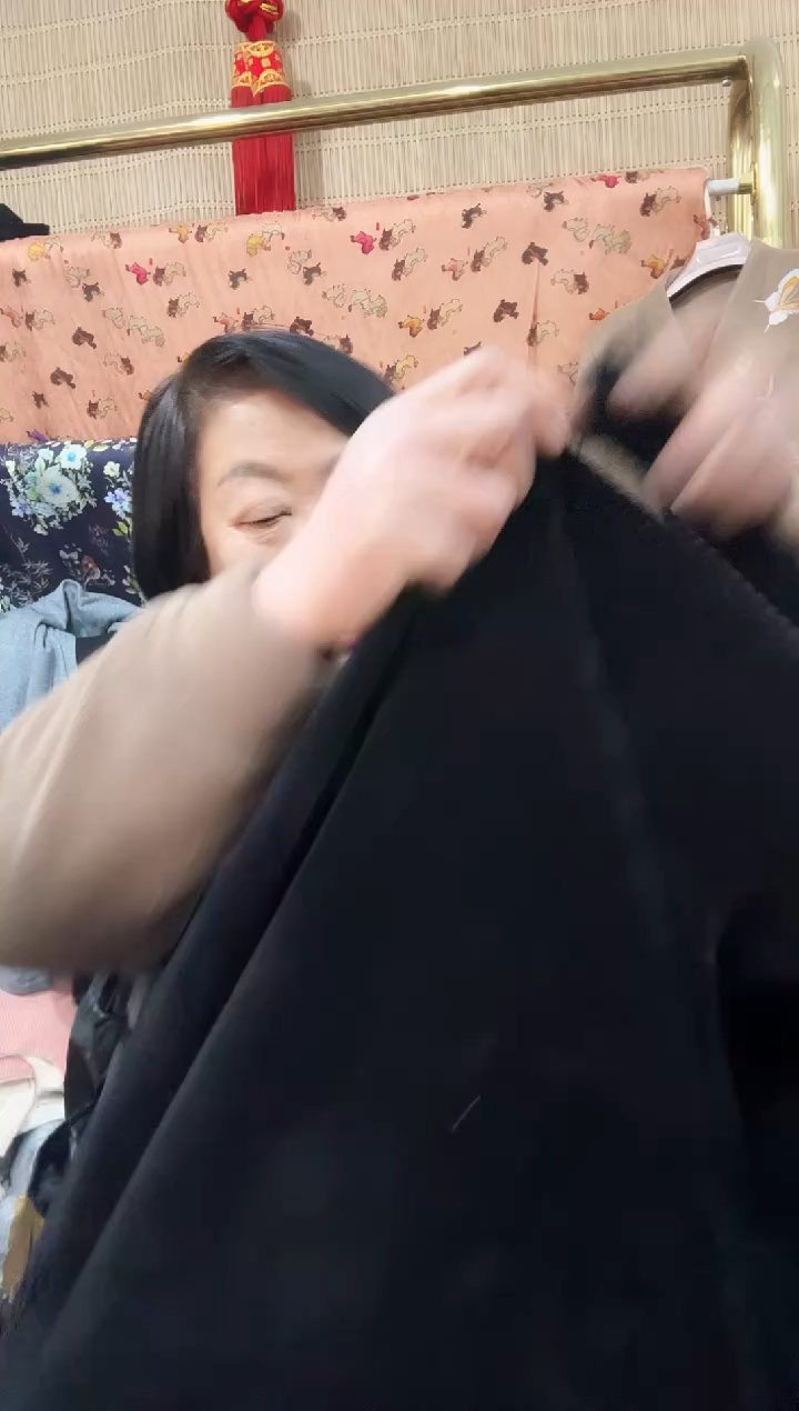 黑色雪尼尔布料2.2米左右一份（有洞残无售后）